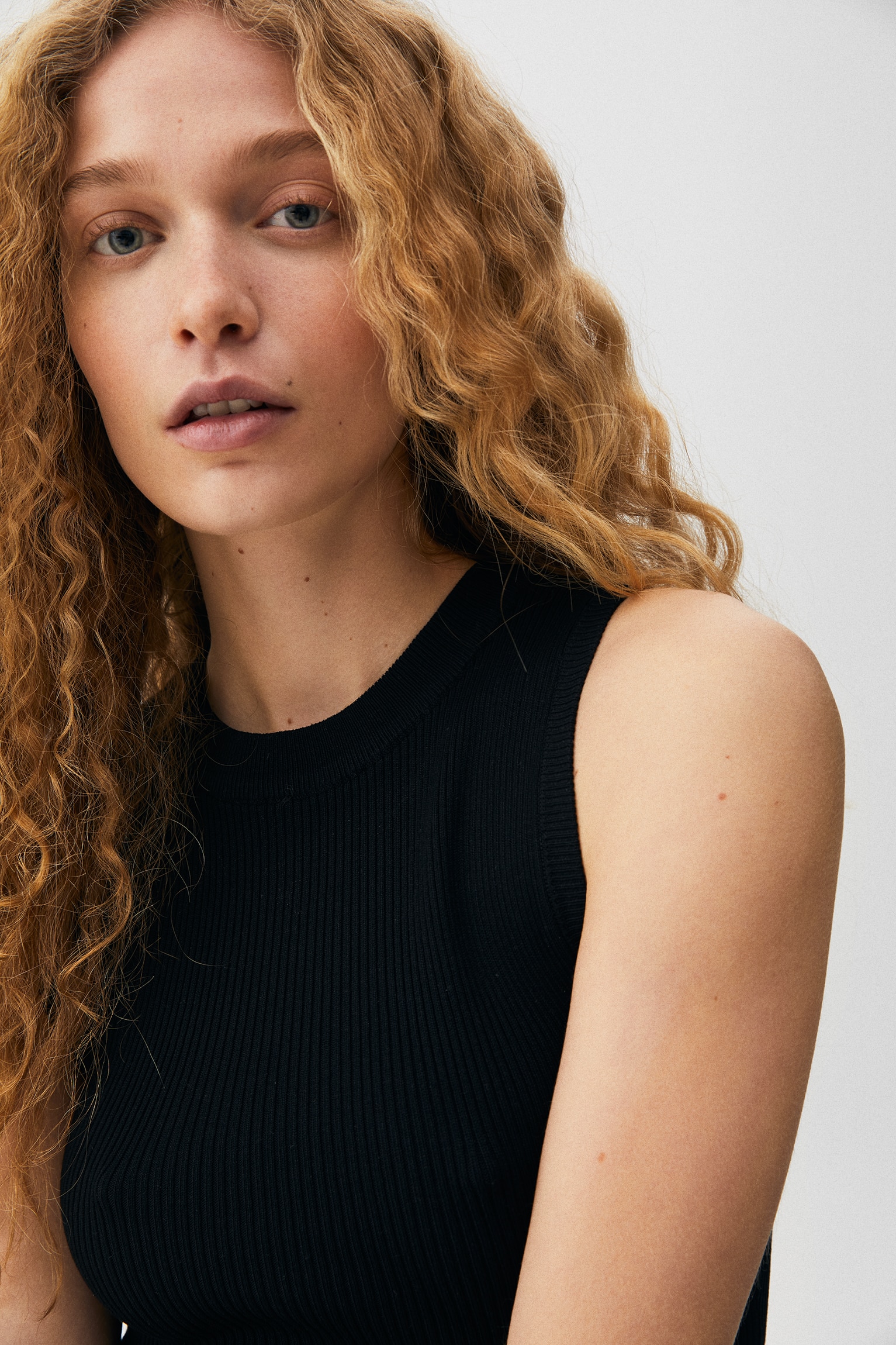 Sleeveless Ribbed Short Dress Black - Imagen 3