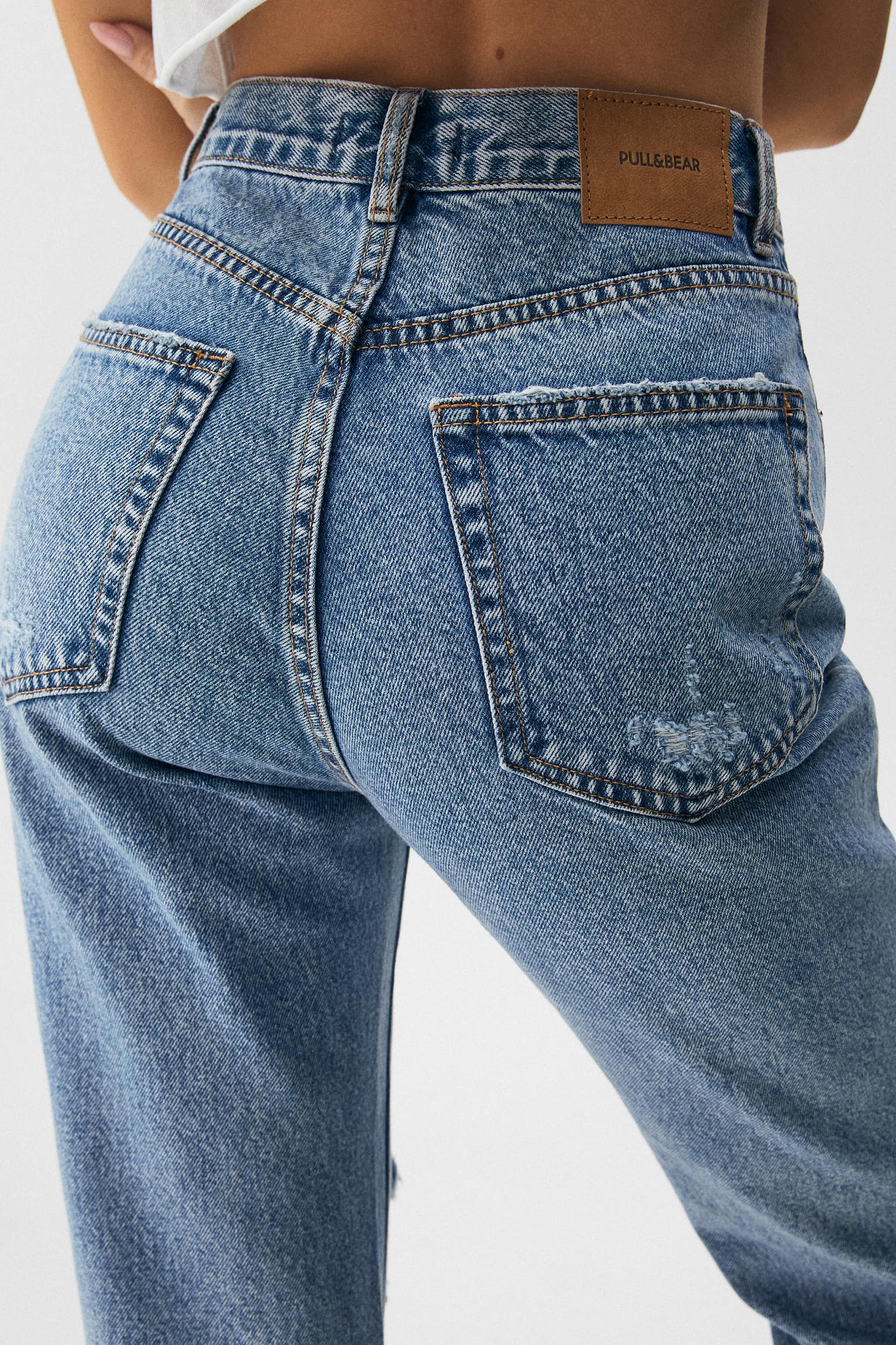 Ripped Mom Jeans - Contains Recycled Cotton - Imagen 3